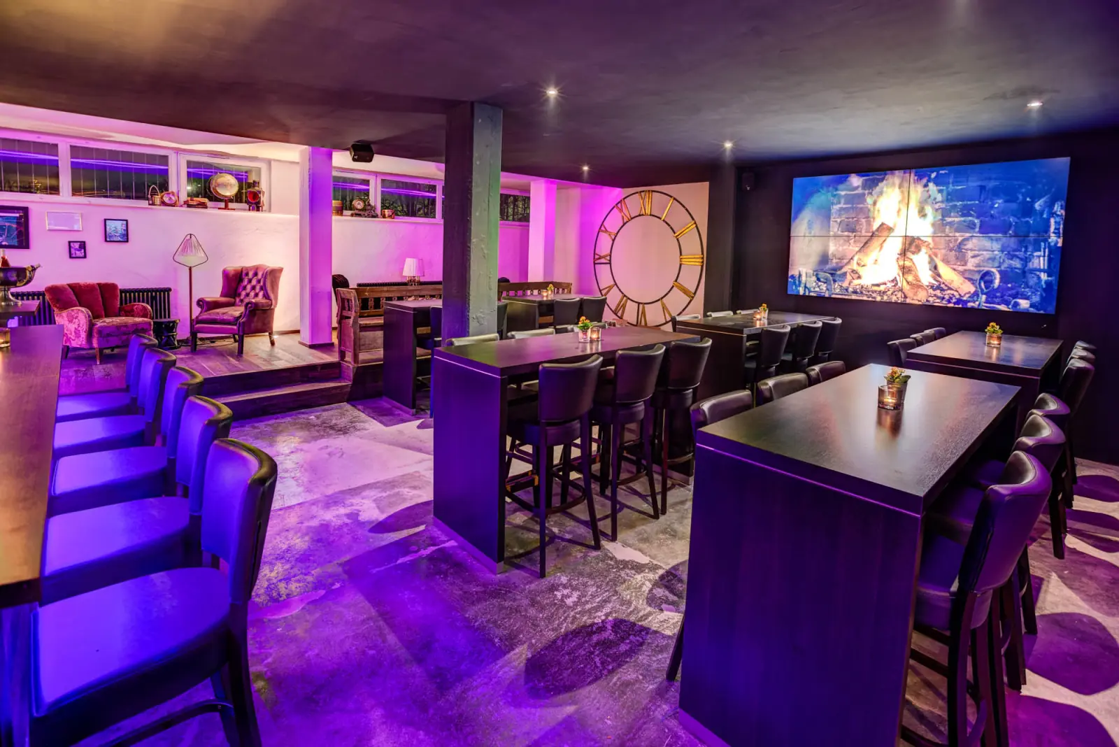 Dining-Bereich mit Wanduhr