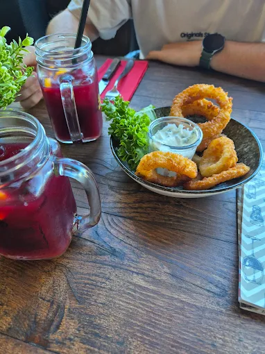 Mozzarella Onion Rings mit Sriracha Mayo