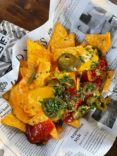 Hot Nachos mit Cheddar und Jalapeños