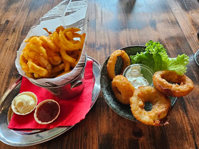 Curly Fries und Onion Rings
