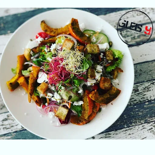 Veggie Salat mit Kürbis und Croutons