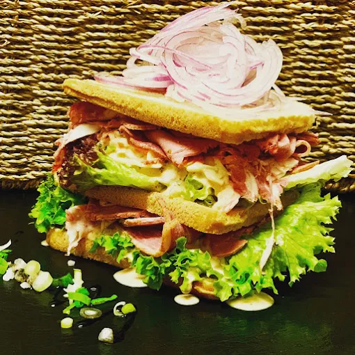 Doppelt belegtes Sandwich mit Roastbeef