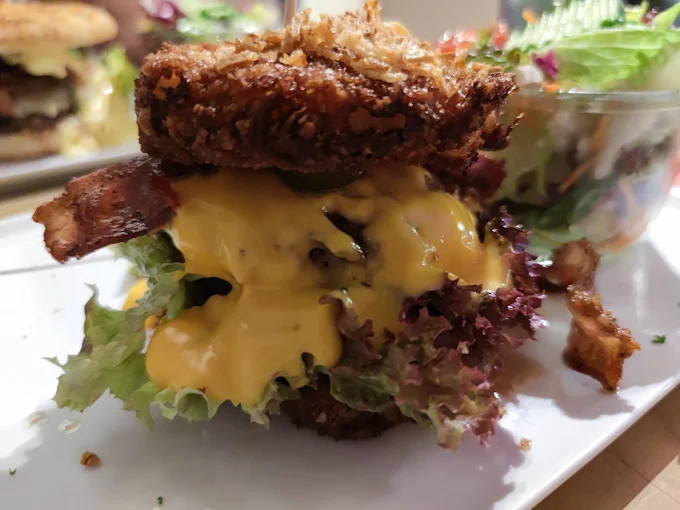 Crunchy Burger mit Cheddar