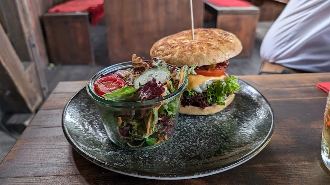Burger im Buns mit Beilagensalat