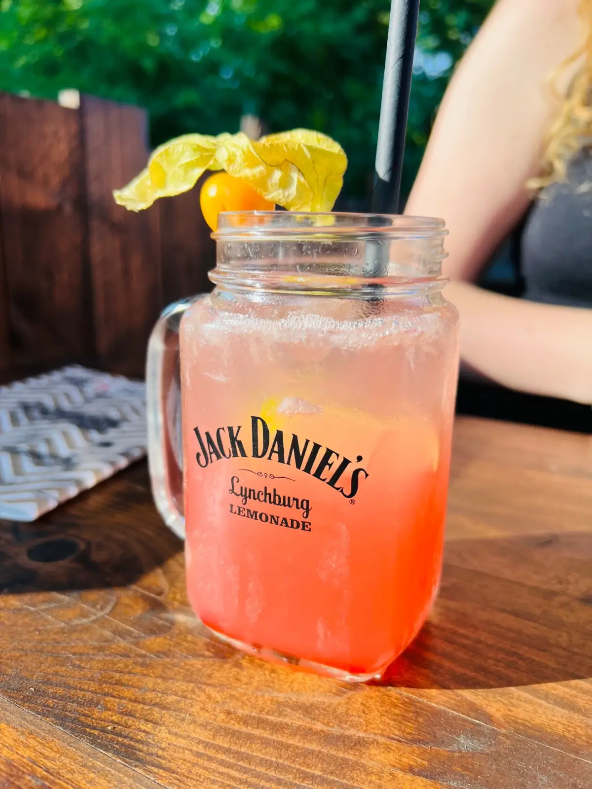 Jack Daniel's Lynchburg Lemonade im Garten