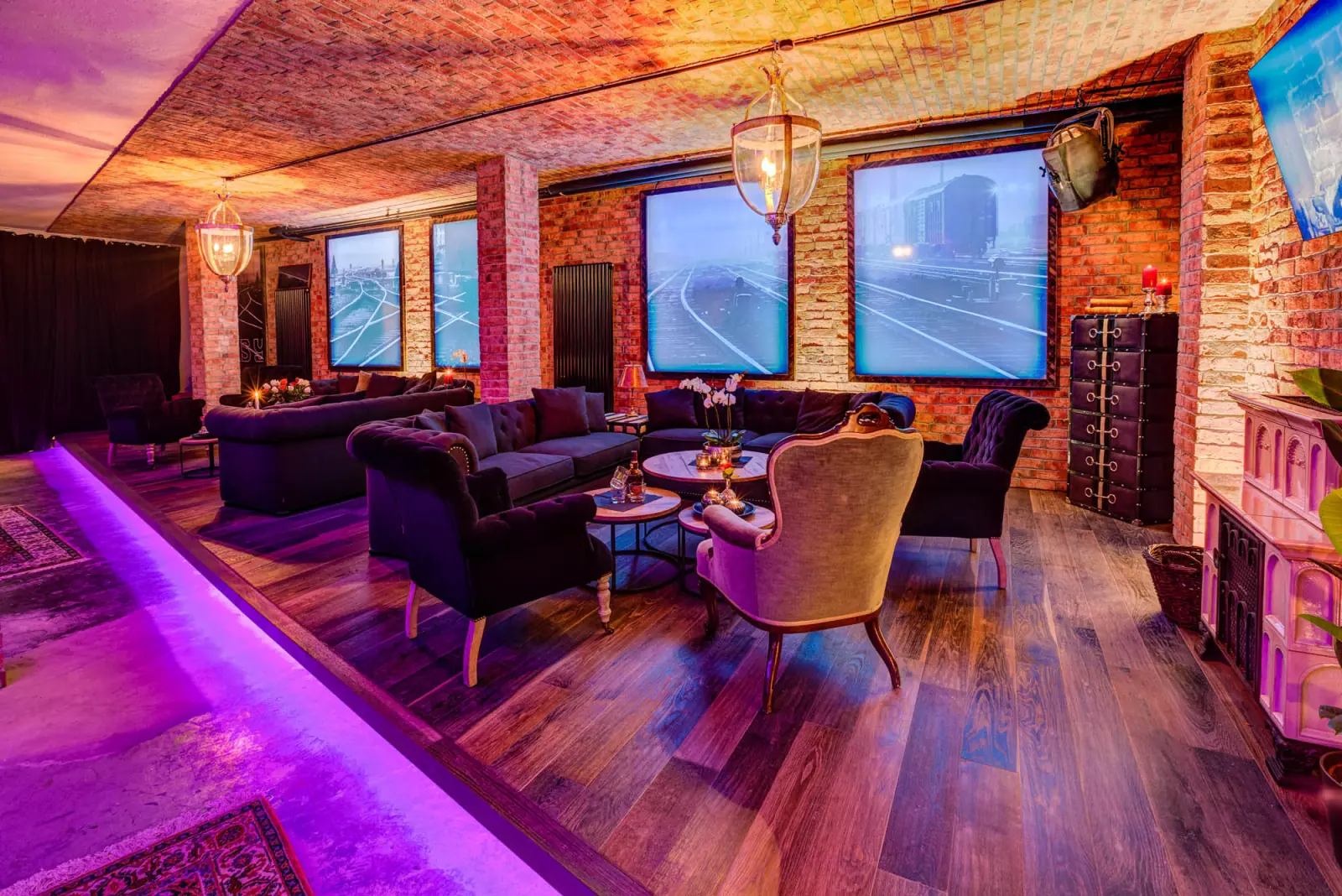 Lounge-Bereich mit Screens im Gleis 9